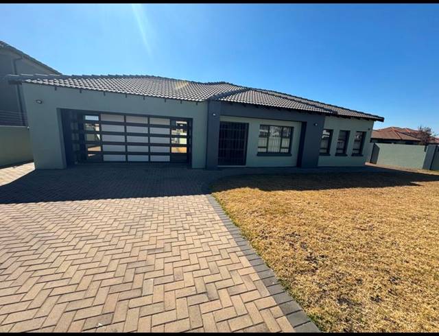 4 BEDROOM HOUSE FOR SALE IN AERORAND